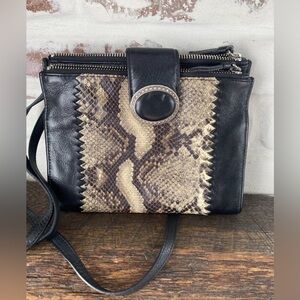 BRIGHTON Blk /Snakeskin Crossbody Purse Magnet Buckle Mult. Zip Pockets Sleek EC